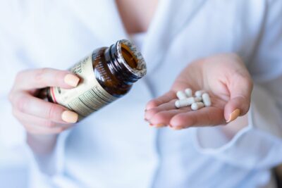 Glucosamine et maladie d&rsquo;Alzheimer : ce que dit l&rsquo;étude sur ce complément articulaire